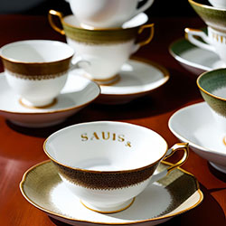 陶瓷刻字茶杯和茶碟